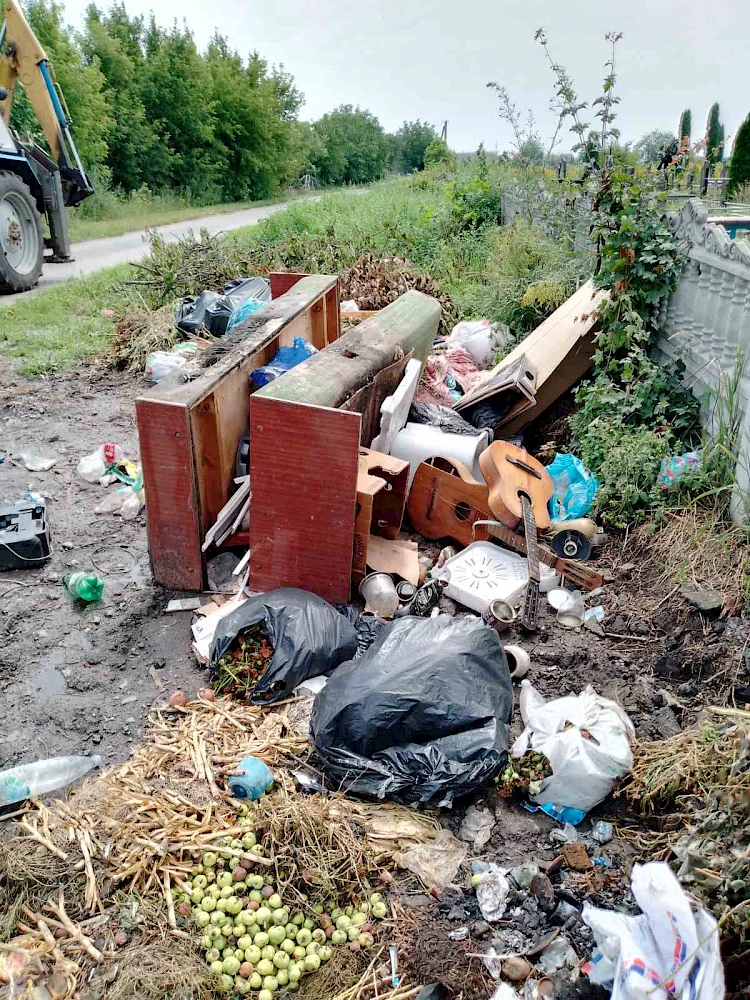 Ничего святого: в Кагарлыке мусором забрасывают даже кладбища