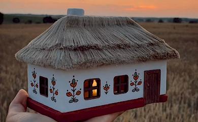 На Киевщине создают мини-копии украинских хатынок-мазанок, которые продают за границу