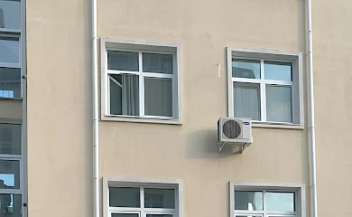 В Петропавловской Борщаговке 4-летняя девочка выпала из окна: ребенок в больнице