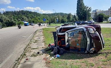 У Обухові авто перекинулося на бік та злетіло на узбіччя: постраждали водій та пасажир (фото)