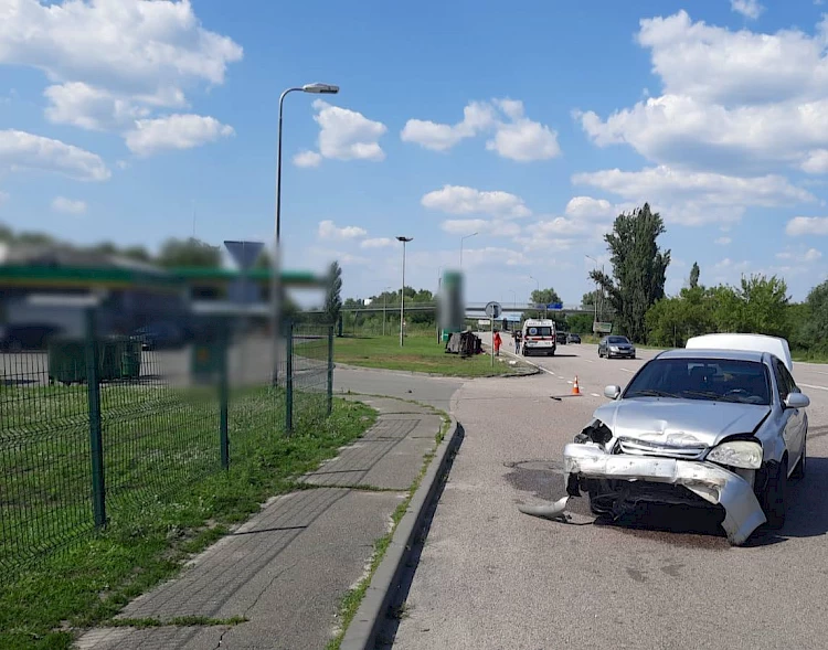 У Обухові авто перекинулося на бік та злетіло на узбіччя: постраждали водій та пасажир (фото)