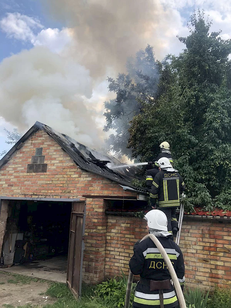 В Обуховском районе горела хозяйственная постройка