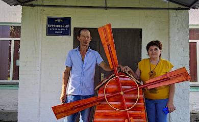 В музее на Кагарличчине появилась старинная ветряная мельница - ее сделал местный мастер