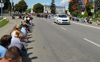 В Кагарлыке попрощались с бойцом "Азова", который погиб под Бахмутом: родным передали флаг полка