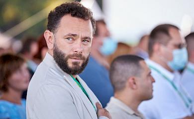 Одиозный обуховский депутат выехал за границу: для получения разрешения прикрылся отцом