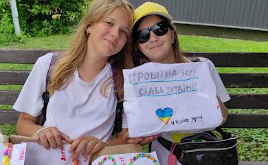 Юные богуславские волонтеры передали средства на тепловизор для бойцов ВСУ