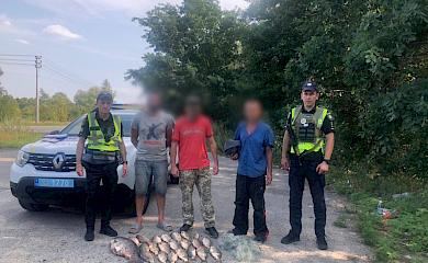 Хотели порыбачить, а "попали" на штраф в 80 тысяч: на Бучанщине задержали браконьеров