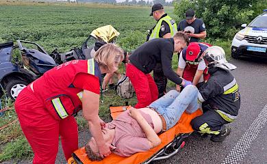 Возле Обухова легковой автомобиль съехал в кювет: спасатели деблокировали из салона легковушки пострадавшего