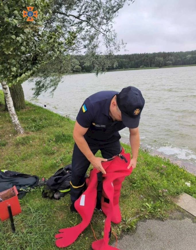 Для того, щоб дістати потопельника, на Обухівщині задіяли водолазів