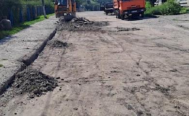 Попри скандали в Українській громаді продовжують ремонтувати сільські дороги