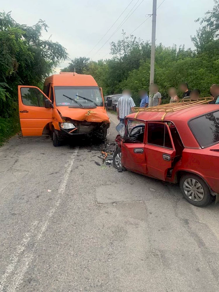 На Обуховщине не разминулись легковушка и маршрутка: 3 пострадавших