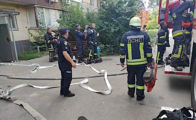 В Українці горить будинок: рятувальники евакуюють населення