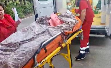 В Буче юноша залез на крышу электропоезда: врачи борются за его жизнь