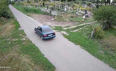 В Кагарлыке видео-камеры зафиксировали как жители выбрасывают мусор: их уже ищут