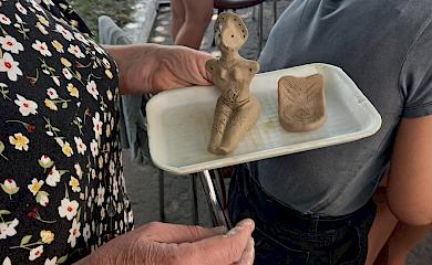 В Триполье состоялся мастер-класс по лепке глиной: учились создавать трипольскую статуэтку