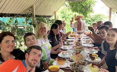 Велосипедисти Обухова відвідали місцеву етно-садибу: їли локалітети - говорили про традиції