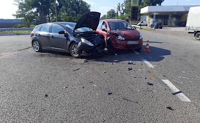 На участке трассы Киев - Знаменка между Обуховом и Кагарлыком не разминулись две машины