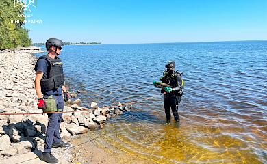 На дне Киевского водохранилища водолазы-пиротехники нашли снаряд