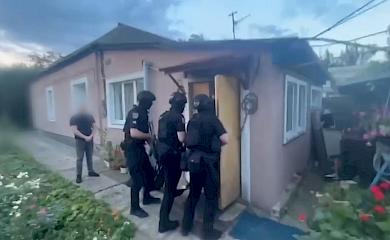 Подавали зброю та наркотики: трьох зловмисників викрили на Київщині (відео)