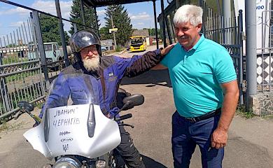 Самый старший байкер Украины посетил Обуховщину: приехал на мотовыставку в Богуслав