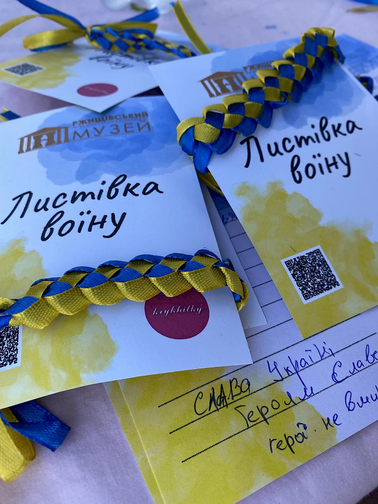 У Ржищеві відбувся дитячий майстер - клас з плетіння патріотичних браслетів