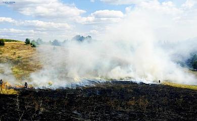 В Богуславській тергромаді горіла трава: рятувальники залучили до гасіння трактор
