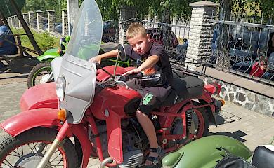 У Богуславі відбулася виставка ретро-мотоциклів, годинників і магнітол