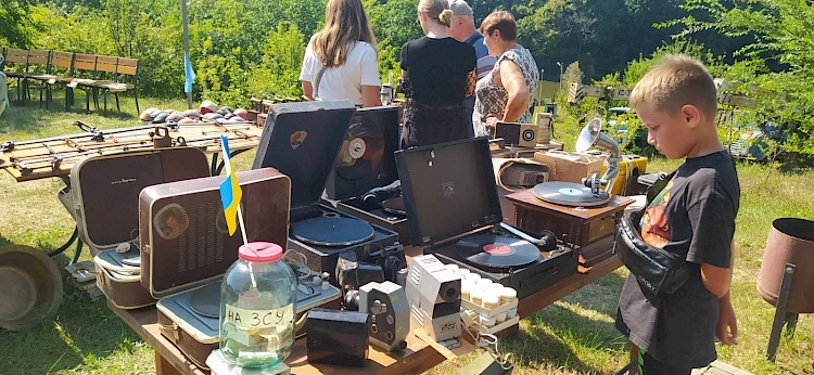 У Богуславі відбулася виставка ретро-мотоциклів, годинників і магнітол