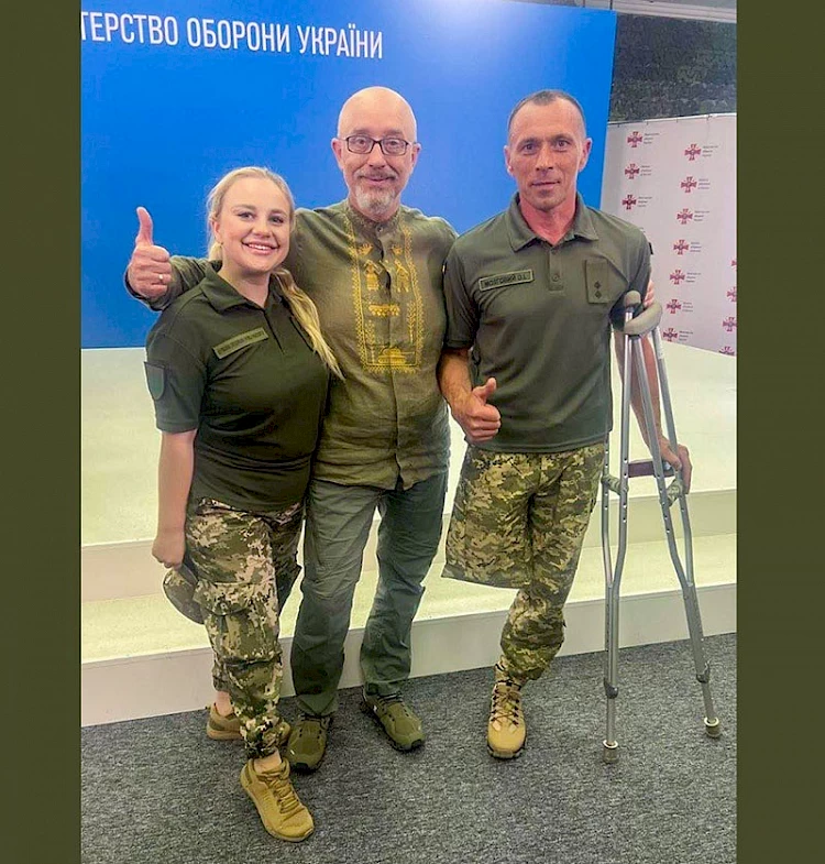 Резников наградил тяжелораненного бойца из Кагарлыкской громады медалью "Защитнику Украины"