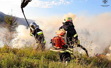 Последние огни лета: в Ходосовке горели 10 гектар травы