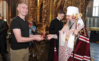 Епифаний наградил врача-бойца из Кагарлыка "медицинским Оскаром" - "Орденом Святого Пантелеймона"