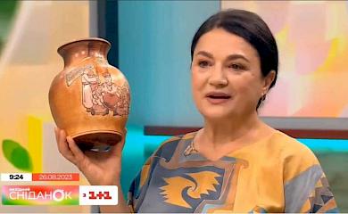 Наталья Сумская рассказала о подарке - кувшине работы обуховских мастеров