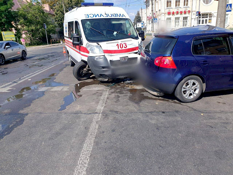 В Белой Церкви в результате столкновения скорой и легковушки пострадали четыре человека