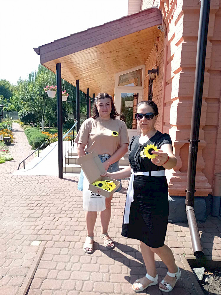 У Ржищеві виготовили символічні соняхи - нагадування про тих, хто загинув за Україну