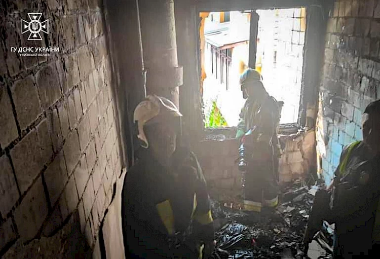 В Обухові пожежники врятували підлітка: дим заблокував його у квартирі