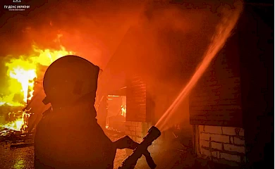 В Хотове тушили странный пожар: горели автомобиль и дом возле него