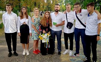 Вместо цветов: выпускники лицея на Обуховщине передали средства на ВСУ