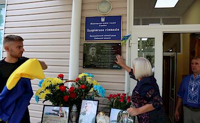 В одній із гімназій Обухівського району відкрили меморіальну дошку земляку-льотчику