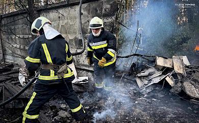 На Киевщине в результате падения обломков вражеских ракет загорелось торговое предприятие (фото)