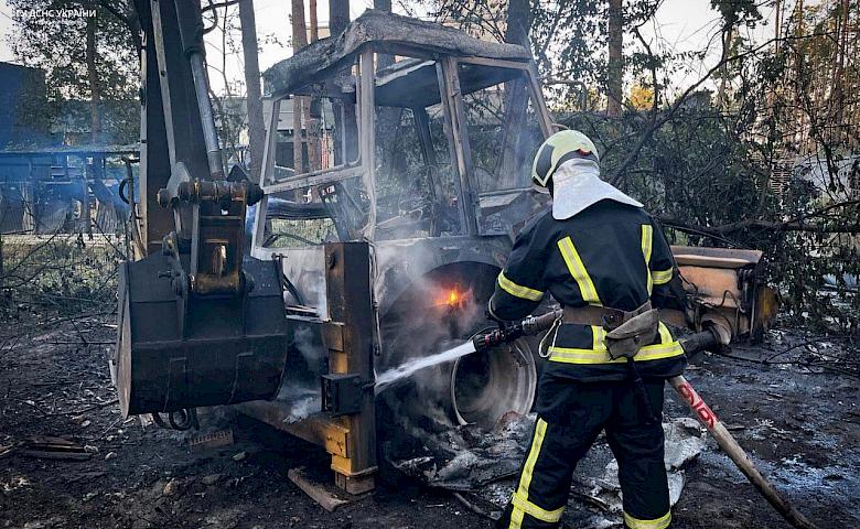 На Киевщине в результате падения обломков вражеских ракет загорелось торговое предприятие (фото)