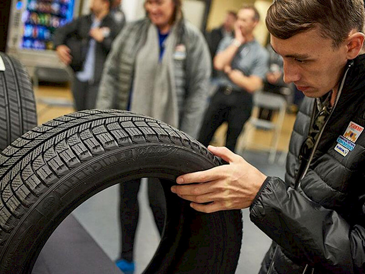 Какие зимние шины 195/65 R15 выбрать &ndash; липучки или шипы?