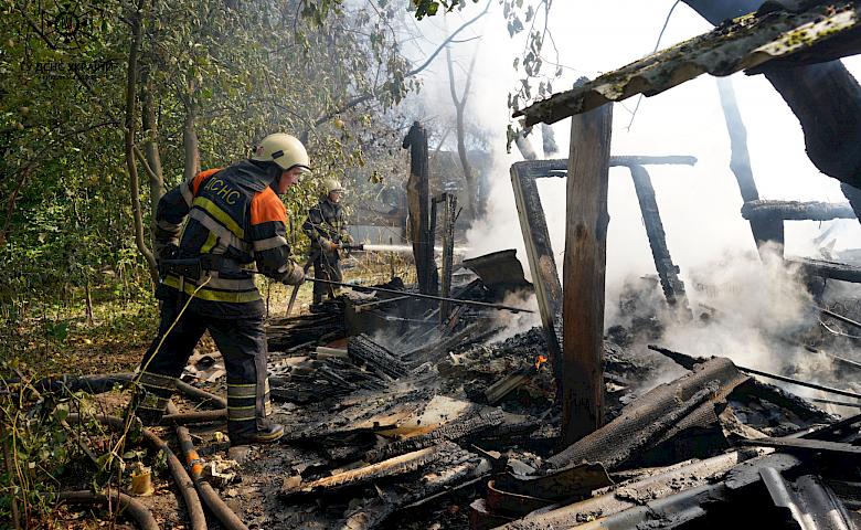 На Фастівщині горів приватний будинок: вогонь перекинувся на сусідні споруди (фото)