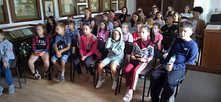 Ржищівські музейники досліджують кінострічки, відзняті у місті і громаді