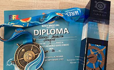 Поборов усіх: спортсмен з Обухівщини виграв змагання з пляжної боротьби