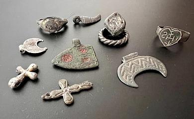 Украшения эпохи Киевской Руси и средневековый артефакт: таможенники предотвратили незаконный вывоз ценностей (фото)