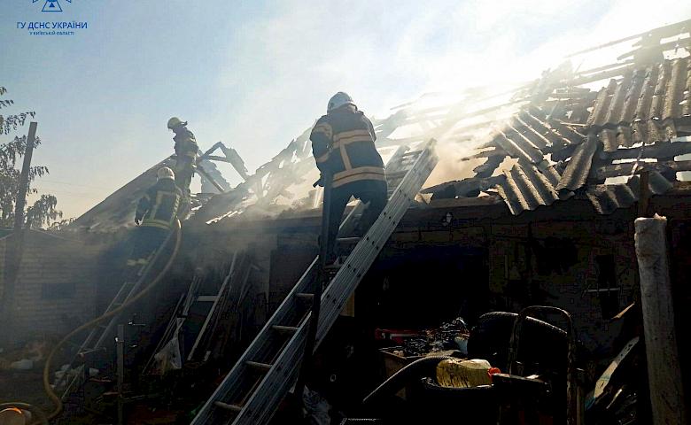 Жгла траву, но огонь перекинулся на соседский гараж: пожар на Броварщине (фото)