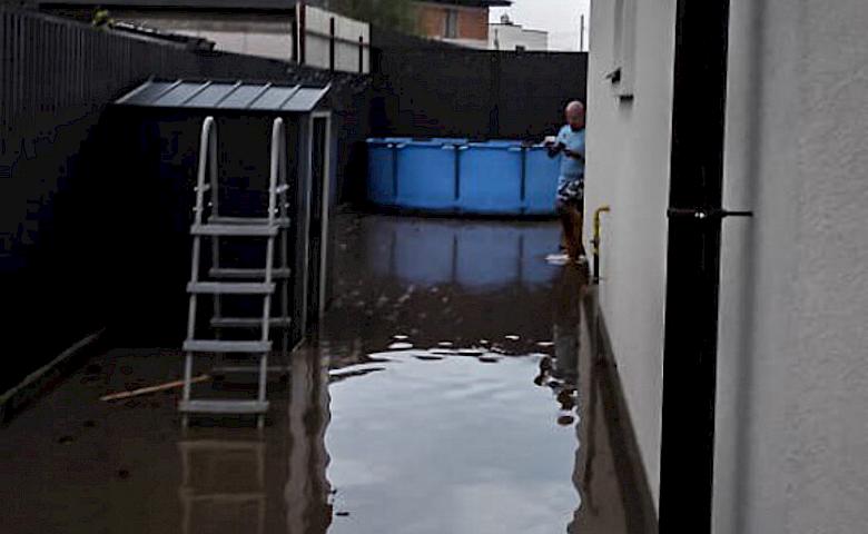 На Бучанщине подтопило дом: откачивать воду пришлось спасателям (фото)
