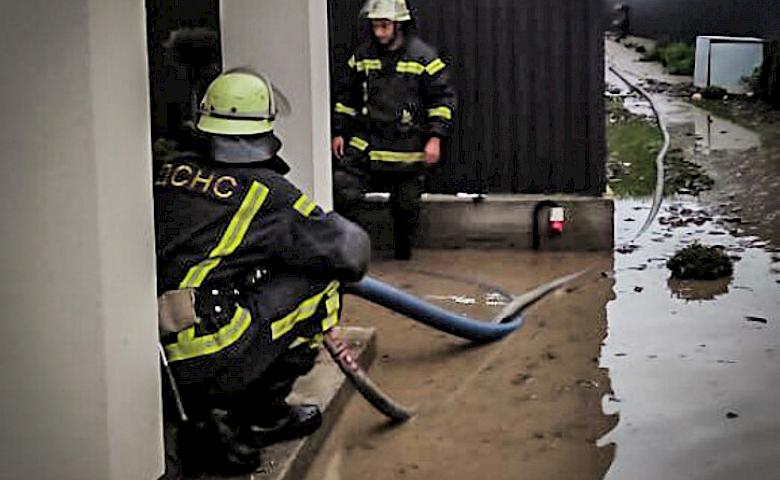 На Бучанщине подтопило дом: откачивать воду пришлось спасателям (фото)