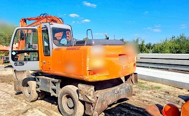 У Борисполі машиніст екскаватора наїхав на чоловіка, його госпіталізували