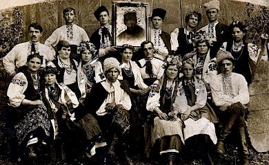 Исследователь показал фотографию драматического кружка Триполья столетней давности